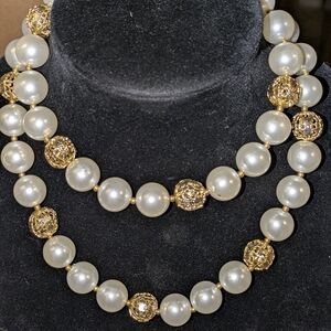 Elegant Gold and Pearl Necklace